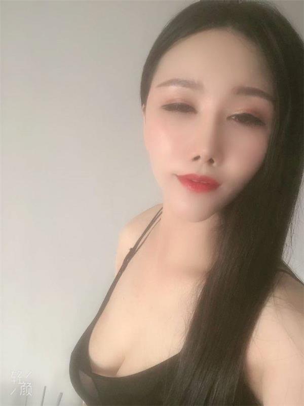 叶子美女皮肤白身材好