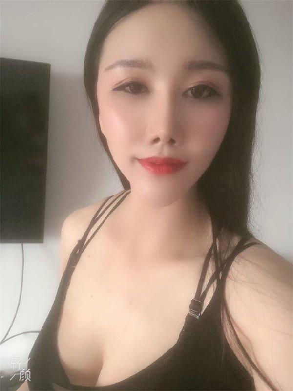 叶子美女皮肤白身材好