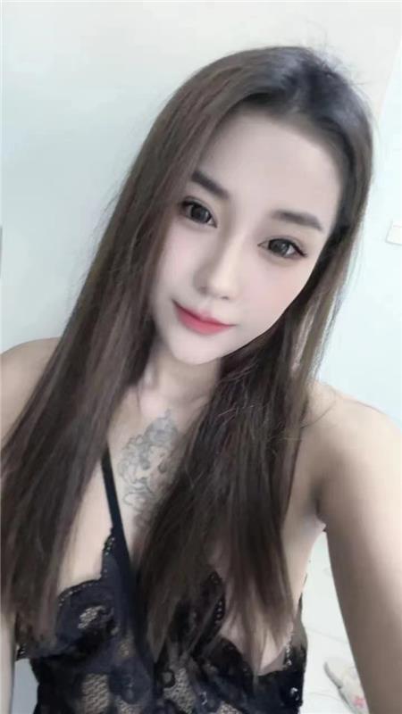 骨感风骚纹身小辣妹