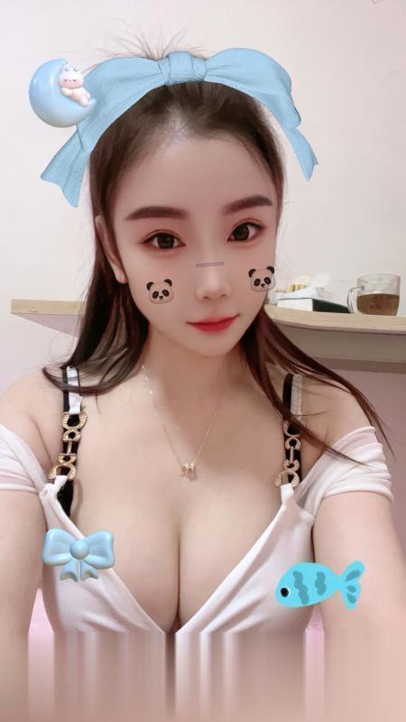 粉嫩美背小姐姐