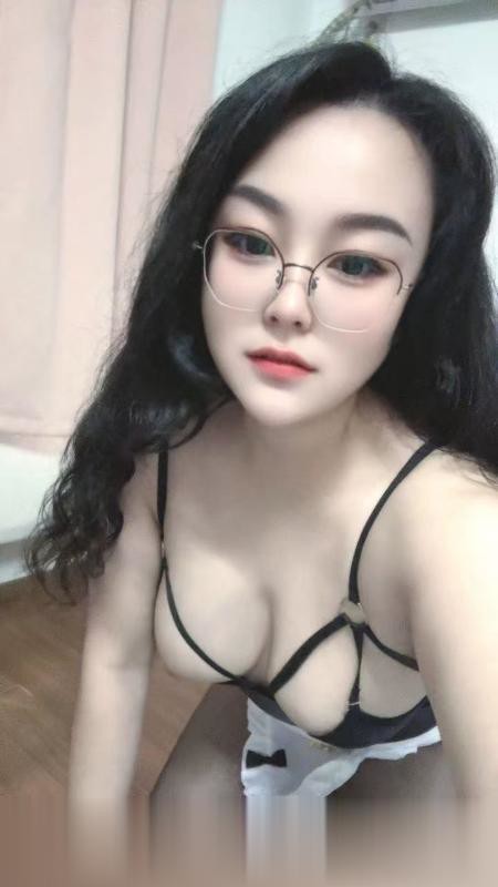 舌吻眼镜骚女兰兰