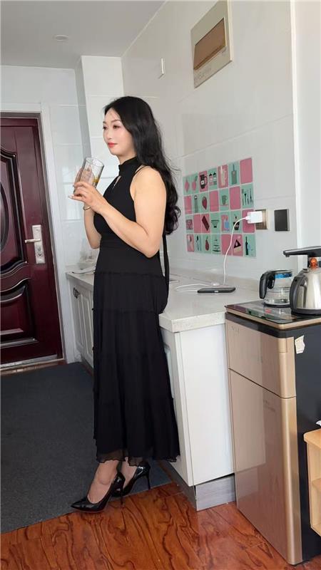 学府地铁A口附近妞妞