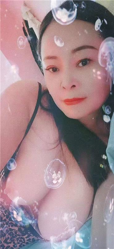 活好舌吻的轻熟姐姐