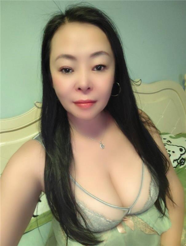 活好舌吻的轻熟姐姐