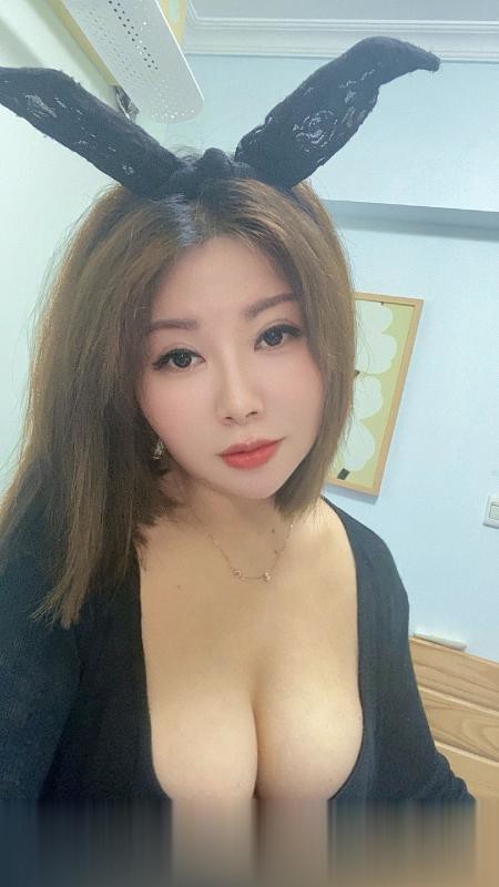 兔女郎诱惑少妇