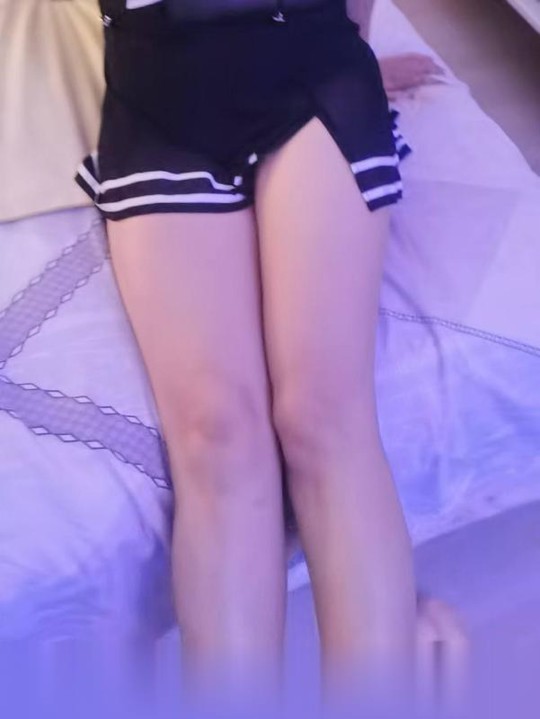 身材苗条气质妹子