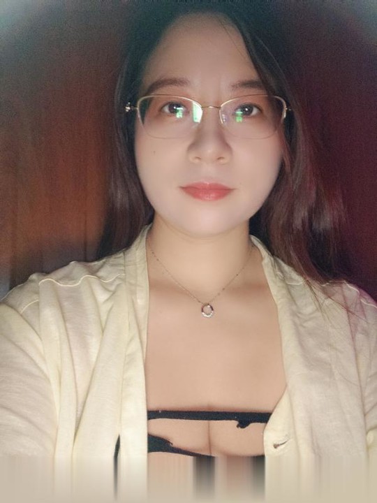 江南西奶牛眼镜妹