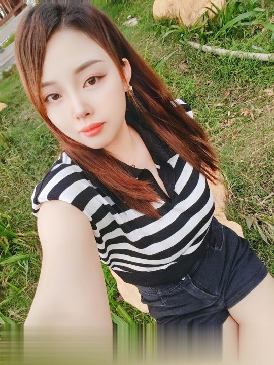 大胸气质小美女