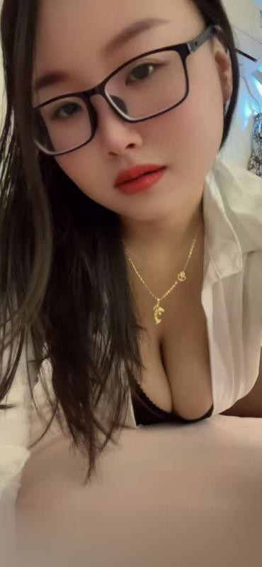 三山街眼镜少妇