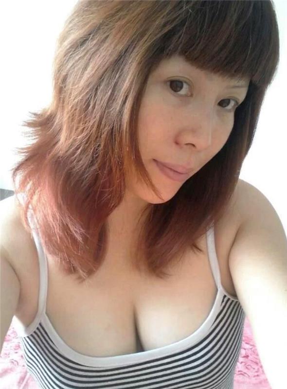 玲珑少妇新体验，化完妆挺漂亮的