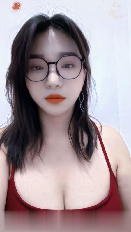 上城眼镜少妇小画