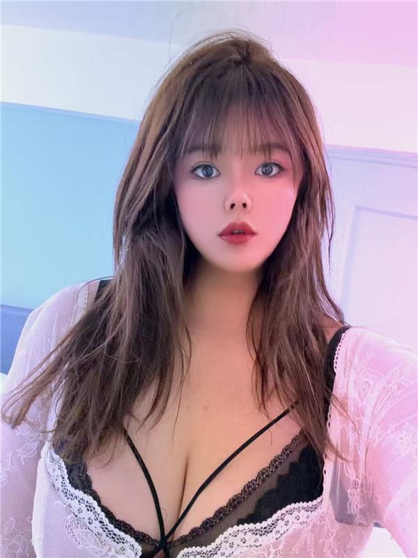 丰满大胸小姐姐