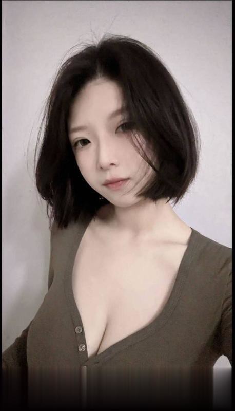短发性感丰满妹妹