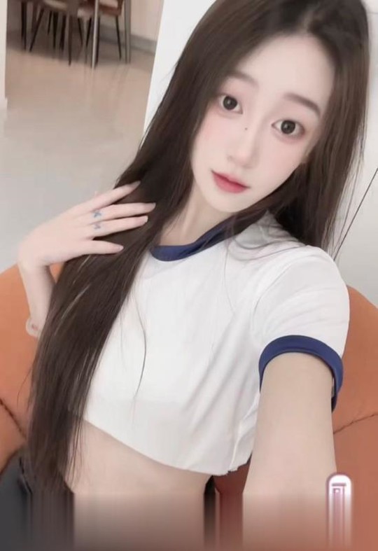 江岸清纯可爱美少女