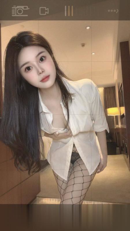娇小玲珑肤白大胸妹子