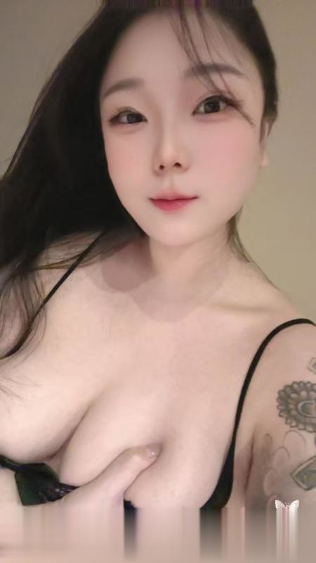 年轻微胖大胸喷水妹