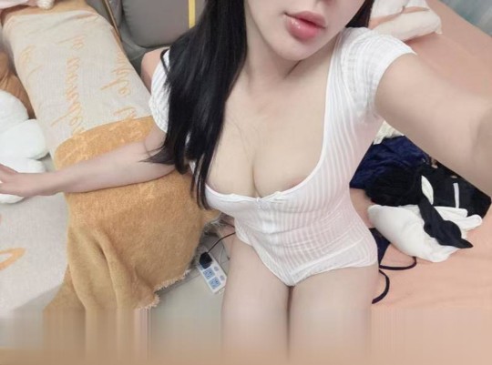 福田前凸后翘妹子
