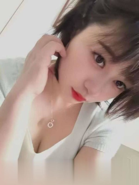 娇小可爱奶胸妹